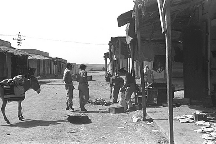 העברת הרכוש הפלסטיני לידי המדינה החלה כבר ב-1948. רחוב בבאר שבע אחרי הכיבוש (צילום: לע"מ)
