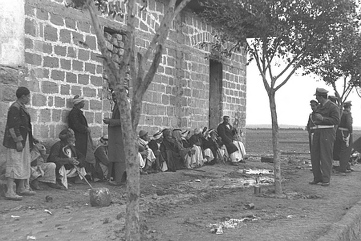 עצם הדיבור על גזל נחשב כבגידה ברעיון הציוני. הכפר פלוג'ה אחרי כיבושו בידי הצבא הישראלי (צילום : לע"מ)