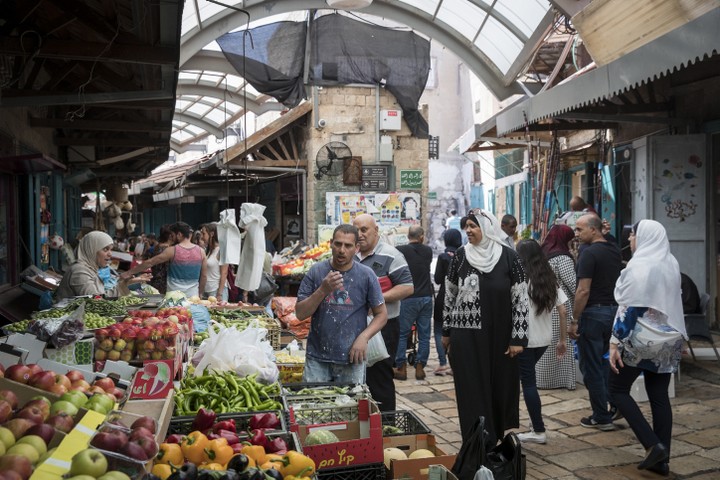 חשוב להבין איפה מתרחש המפגש בין יהודים וערבים. השוק בעיר העתיקה בעכו (צילום: נתי שוחט / פלאש 90)