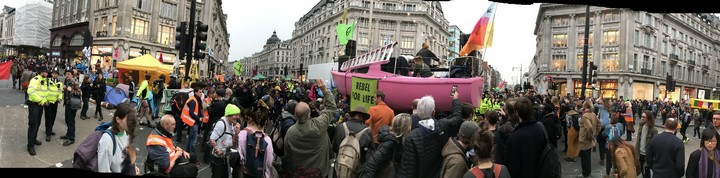 סירה ורודה הוצבה בלב כיכר אוקספורד כחלק משורת פעולות מחאה ששיתקו את לונדון למשך שבוע. (צילום: Steve Bowbrick, פליקר, CC BY 2.0)