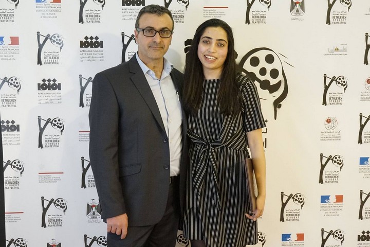 הסטודנטית שיימא עוואודה יחד עם ראש החוג לקולנוע סאאיד אנדוני. (באדיבות פסטיבל הקולנוע הבינלאומי לסטודנטים בבית לחם, מכללת דאר אלכלמה)