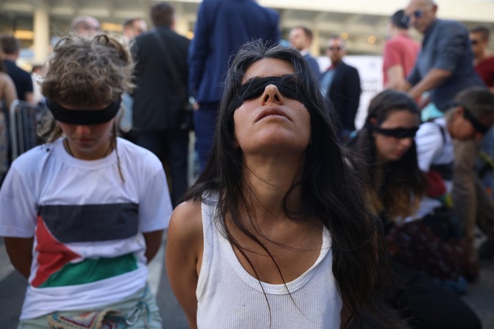 "האירוויזיון מושך סיקור חיובי, אבל אסור לשכוח שזו מדינת אפרטהייד". מפגינה נגד האירוויזיון בכיכר הבימה (צילום: אורן זיו / אקטיבסטילס)