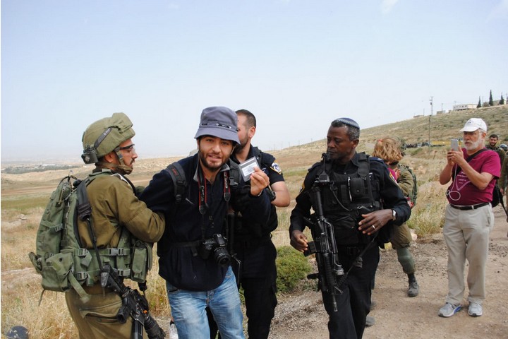 "אמרתי לחייל באנגלית ובערבית שאני חייל. הוא לא הקשיב". אחד אלבאז בזמן מעצרו בדרום הר חברון (צילום: סם פיין)
