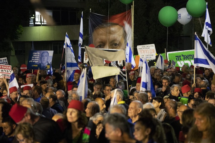 רבבות המפגינים מילאו את רחבת מוזיאון תל אביב והרחובות הסמוכים (אורן זיו)