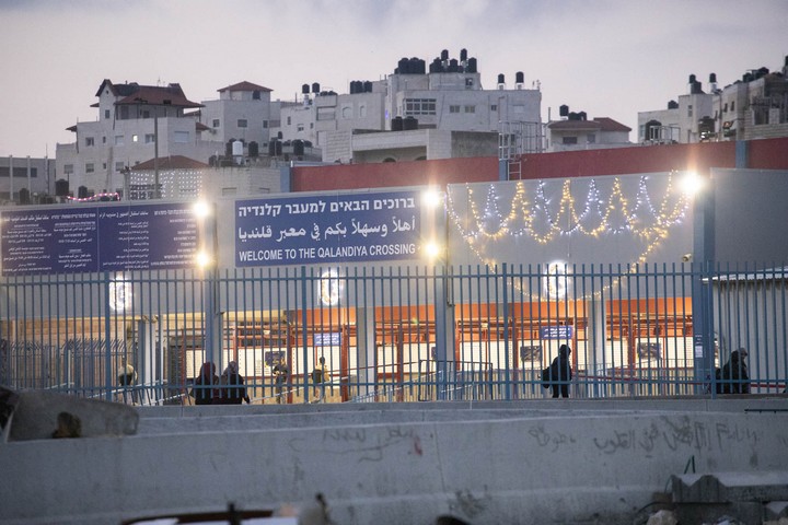 המחסום ששופץ לאחרונה קושט באורות וברכות לרמאדן