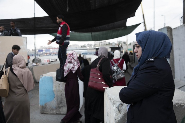 שוטרים של הרשות הפלסטינית, בלי נשק, עזרו לעוברים במחסום
