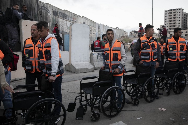 פרמדיקים המתינו עם כסאות גלגלים למי שיתקשה לעבור את המחסום