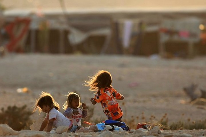 הבדואים מבקשים לקבל את מה שמקבלים היהודים - לחיות בסביבה כפרית. ילדים ביישוב בדואי ליד מצפה רמון (צילום: קובי גדעון / פלאש 90)