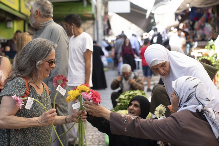 מתנדבים מארגון "תג מאיר" חילקו פרחים לתושבי העיר העתיקה בליווי ברכת "רמדאן כרים"