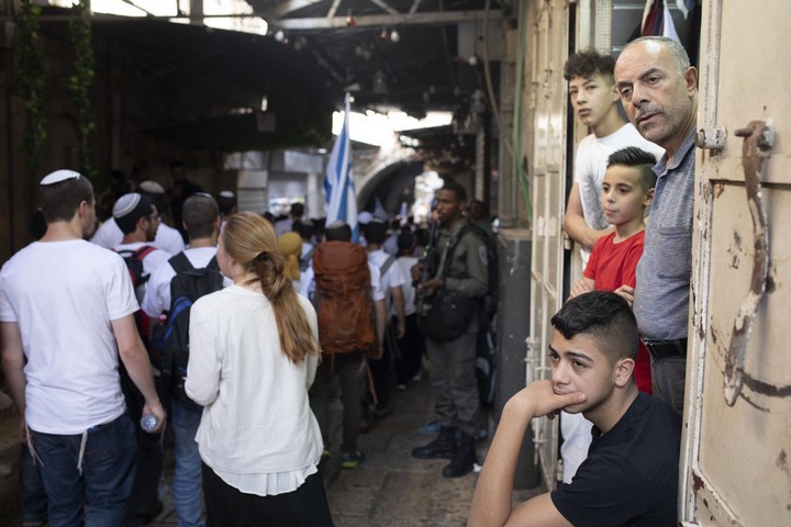 התושבים הפלסטינים נאלצו לחכות במחסומים בדרך לסעודת שבירת צום הרמדאן, עד שצועדי "מצעד הדגלים" יעברו (צילומים: אורן זיו / אקטיבסטילס)