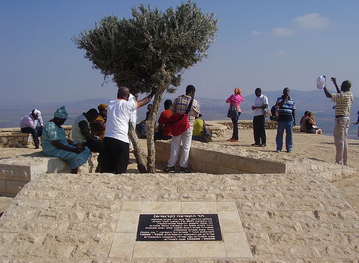 צליינים מתפללים בהר הקפיצה. (צילום: ד"ר אבישי טייכר, פיקוויקי ישראל, ויקימדיה CC BY 2.5)
