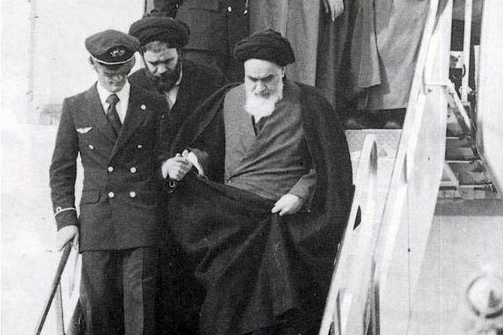 היה ברור לישראל שברגע שחומייני יחזור, יבוא קץ ליחסים עם איראן. חומייני יורד מהמטוס עם שובו לאיראן בינואר 1979 (צילום: ויקימדיה)