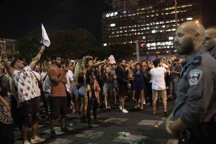 משתתפי מחאת הטראנס חוסמים את רחוב אבן גבירול בתל אביב. "לא נפסיק לרקוד", הם קראו (צילום: אורן זיו / אקטיבסטילס)