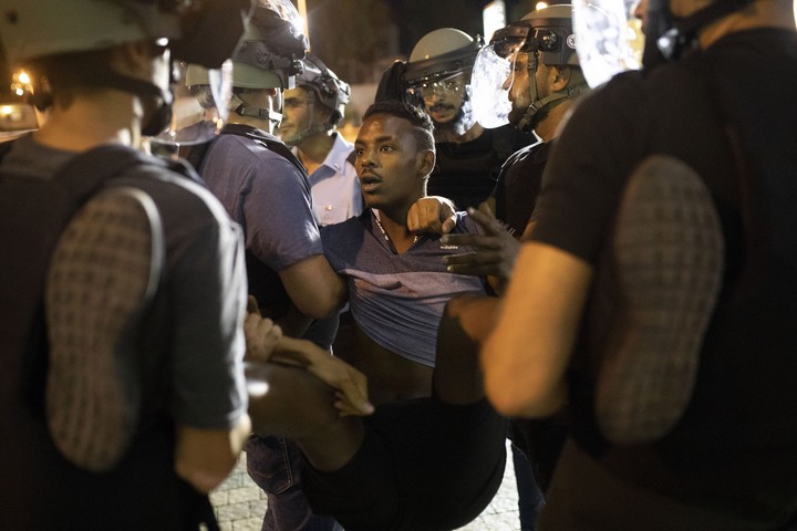 מפגין מפונה על ידי שוטרים במהלך הפגנה נגד אלימות משטרתית בתל אביב בעקבות הריגתו של סלמון טקה בידי שוטר. 2 ביולי 2019 (אורן זיו)
