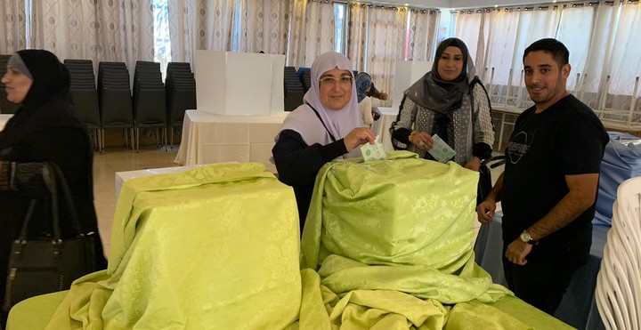 נשים מצביעות בפריימריז של רע"מ. הבחירה באימאן ח'טיב יאסין הובילה לפרץ התרגשות באולם. (צילום: דוברות רע"מ)