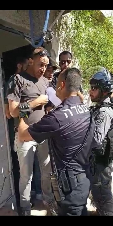 מקדיש כל רגע שלו כדי לספר לעולם מה קורה בסילוואן. ג'ואד סיאם בפתח ביתו בפינוי אתמול (צילום: free jerusalem)