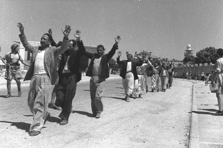 תושבי רכניעת העיר רמלה במהלך מלחמת 1948 (צילום: אלדן דוד, לע"מ)מלה הערבים נכנעים במהלך מלחמת 1948 (צילום: אלדן דוד, לע"מ)