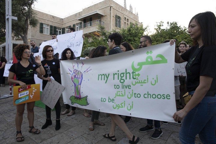 יש כאן איחוד של מאבקים - מאבק קווירי עם המאבק הפלסטיני. המפגינים הערב בחיפה בהפגנה הקווירית הפלסטינית הראשונה (צילומים: אורן זיו)