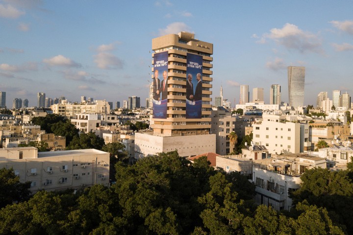 בכרזה פוטין נראה גבוה מנתניהו. במציאות פוטין הרבה יותר נמוך. הכרזה על מצודת זאב בתל אביב (צילום: אדם שולדמן / פלאש 90)