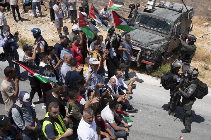המפגינים הישראלים והפלסטינים רצו להיפגש באמצע הדרך, הצבא מנע מהם. ההפגנה היום בכפר מאלכ 16.8.19 (צילום: אורן זיו / אקטיבטילס)