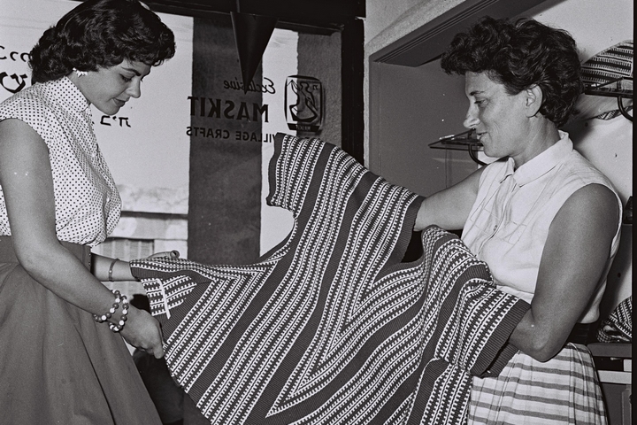 רות דיין ומלכת היופי שרה טל בחנות משכית בשנת 1956 (צילום: הנס פין, אוסף התצלומים הלאומי)