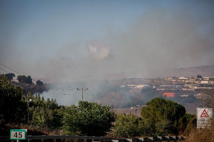 עשן עולה ליד מושב אביבים בגבול עם לבנון ב-1 בספטמבר 2019 (צילום: דיוויד כהן / פלאש90)