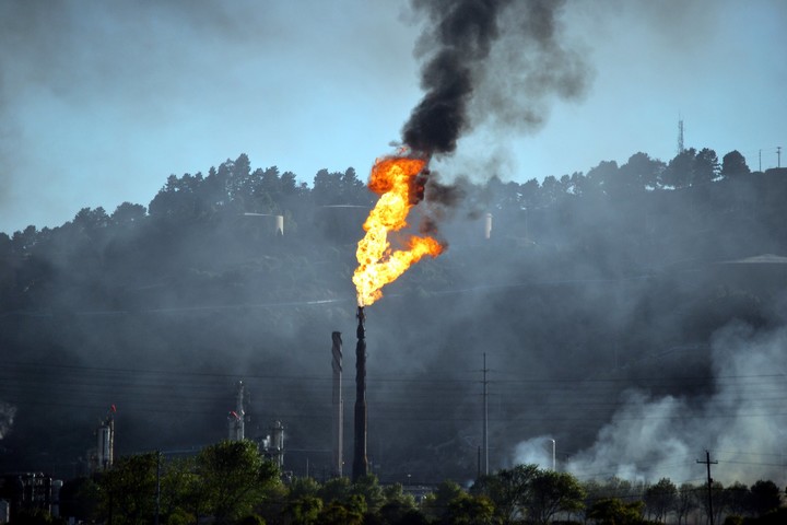 כדי להחזיר את ההשקעה בהפקת דלקים מאובנים, חברות האנרגיה אמורות לפלוט עוד 500 מיליארד טונות של פחמן דו-חמצני לאוויר. אנחנו לא יכולים לעמוד בזה. שריפה בבית זיקוק בריצ'מונד בארה"ב (צילום: ניק פולרטון, CC BY-NC 2.0)
