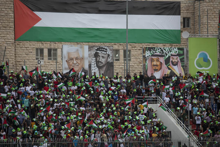 אוהדים במהלך משחק של נבחרת פלסטין מול סעודיה, בעיירה א-רם שבגדה המערבית (צילום: אורן זיו)