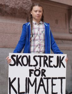 "שביתת לימודים בשביל האקלים": גרטה תורנברג מול הפרלמנט השוודי, באוגוסט 2018 (צילום: Anders Hellberg)
