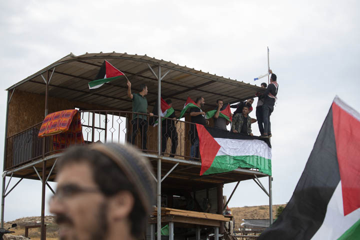 המפגינים הצליחו לתלות דגלי פלסטין על מגדל העומד במרכז מאחז "שירת העשבים" בבקעת הירדן (צילום: אורן זיו)