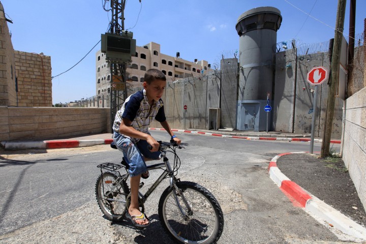 החידוש של שרון היה: הפלסטינים לא בני אדם, צריך לזרוק אותם מעבר לגדר. חומת ההפרדה בבית חנינא בצפון ירושלים (צילום: קובי גדעון / פלאש 90)