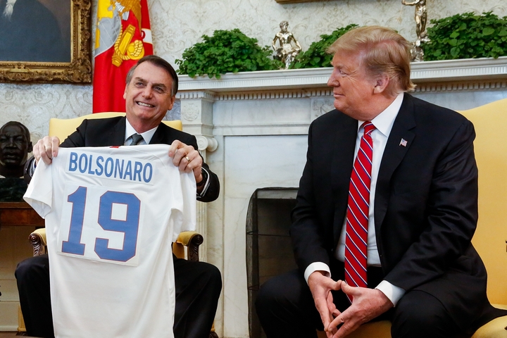 Português: (Washington, DC - EUA 19/03/2019) O Senhor Donald Trump, Presidente dos Estados Unidos da América, entrega uma camisa personalizada, simbolizando o esporte nacional, ao Presidente da República Jair Bolsonaro. Foto: Isac Nóbrega/PR