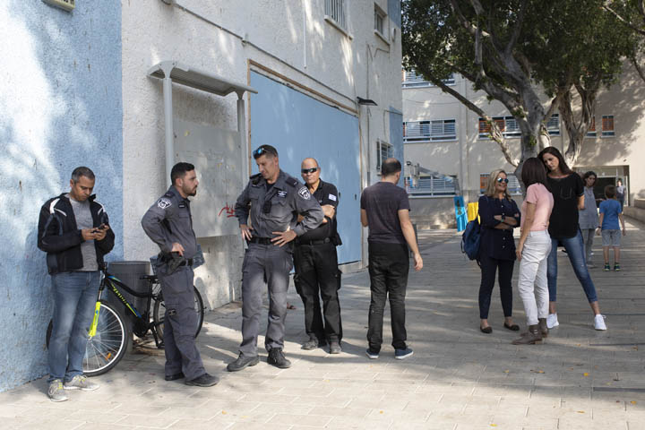 שוטרים בבית הספר גבריאלי נבמהלך הפגנת תלמידים נגד מעצר וגירוש ילדים (צילום: אורן זיו)