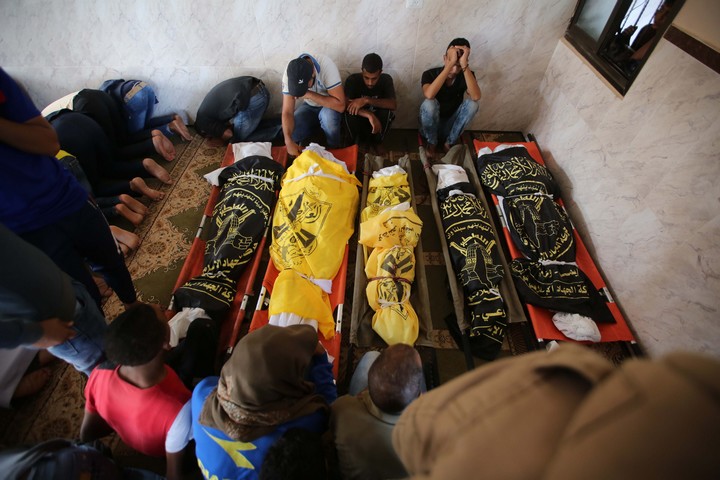 מקוננים בלווייתם של שבעה מבני משפחת אבו מלחוס, שנהרגו בתקיפה ישראלית בביתם בדיר אל בלח, ב-14 בנובמבר 2019 (צילום: חסן ג'די / פלאש90)
