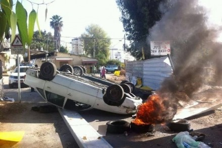 מכונית הפוכה וצמיג בוער חוסמים את אחת הכניסות לגבעת עמל (כרמן אלמקייס)