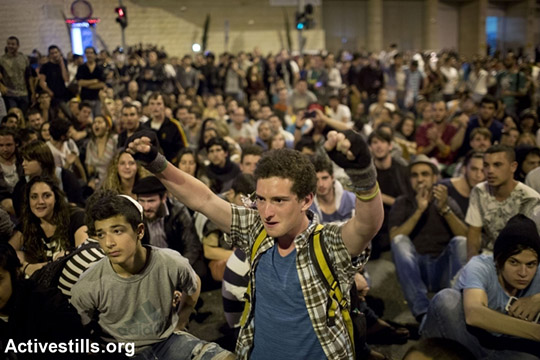 חסמו את הכניסה לכנסת. 1500 איש באירוע מחאה בשם ״ליל הבאנגים הגדול״, שקרא לליגליזציה של גראס, אפריל, 2014. (אורן זיו)