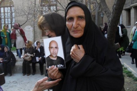 גוהר עשקי, אמו של הבלוגר סטאר בהשתי שעונה למוות בכלא אווין (מאתר iranglobal.info)