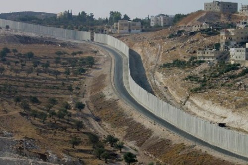 גדר ההפרדה ליד ירושלים. בנתיים נשראת במקומה.
