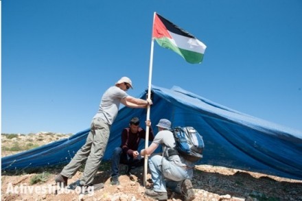 הנפת דגל פלסטין מעל המאחז הלא-חוקי (אקטיבסטילס)