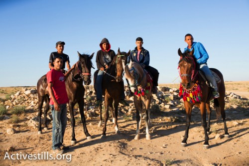 קבוצת הצעירים בדרכם לחתונה בכפר (יותם רונן / אקטיבסטילס)