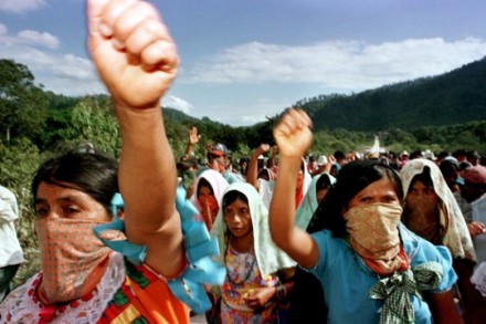 זאפטיסטס בהפגנת מחאה נגד צבא מקסיקו. (צילום: Oriana Elcabe)
