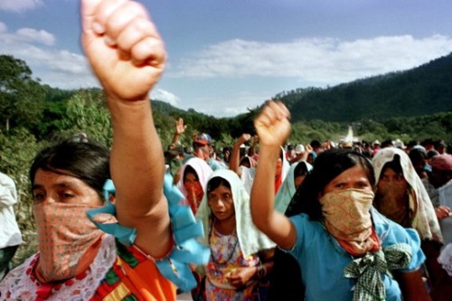 זאפטיסטס בהפגנת מחאה נגד צבא מקסיקו. (צילום: Oriana Elcabe)