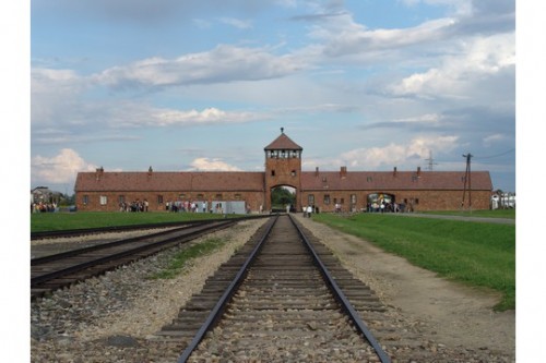 Birkenau_gate. Angelo Celedon CC-BY-SA-2.5 Birkenau_gate. Angelo Celedon CC-BY-SA-2.5