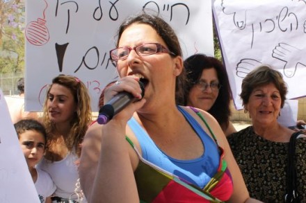 הפגנת הדיור הציבורי באר שבע. זעקת הנשים. חגית סיגאווי, מבקשת לחיות בכבוד (צילום: דני בלר)
