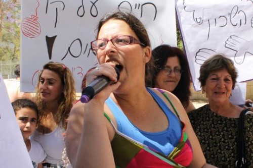 הפגנת הדיור הציבורי באר שבע. זעקת הנשים. חגית סיגאווי, מבקשת לחיות בכבוד (צילום: דני בלר)