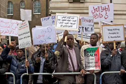מפגינים מול שגרירות סודאן (אילוסטרציה: Sudan Tribune CC BY-NC-SA 2.0)