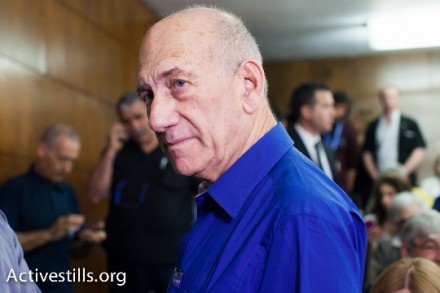נשפט והורשע למרות שתמך בנסיגה. אהוד אולמרט מגיע להקראת גזר הדין (אקטיבסטילס)