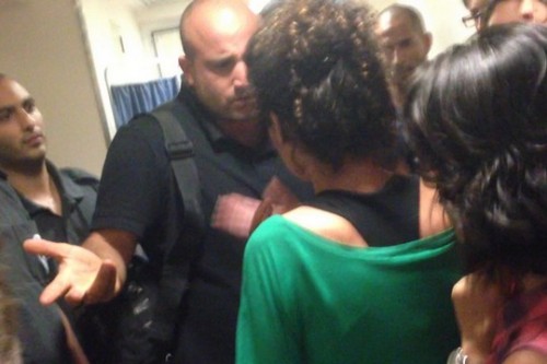 סוהרים מונעים מהפעילות לבקר את שובתי הרעב באיכילוב סוהרים מונעים מהפעילות לבקר את שובתי הרעב באיכילוב