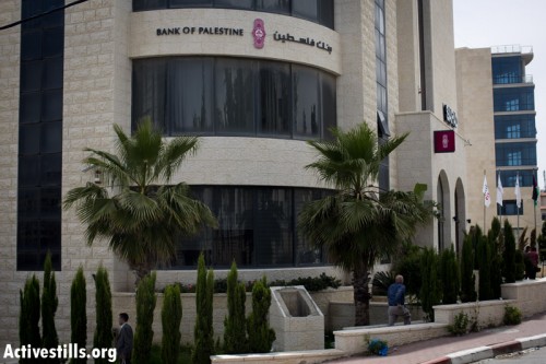 ישראל הכריזה מלחמה על הבנקים הפלסטינים, ואלה שוקלים לעבור לדולר