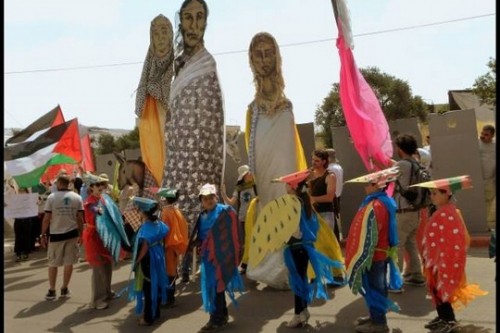 מיצג לוחמים לשלום. בובות ענק וילדים מחופשים לציפורים מיצג לוחמים לשלום. בובות ענק וילדים מחופשים לציפורים